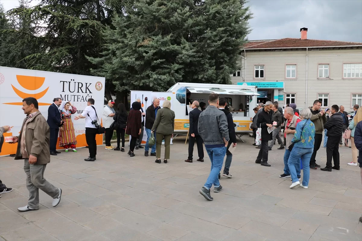 Kastamonu'da Türk Mutfağı Haftası etkinliğinde kara çorba ikram edildi