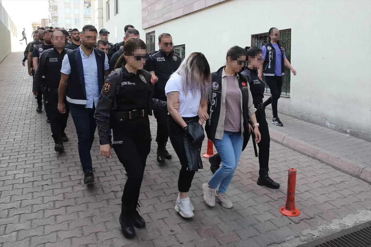 Kayseri'de uyuşturucu operasyonunda yakalanan 38 zanlı adliyede
