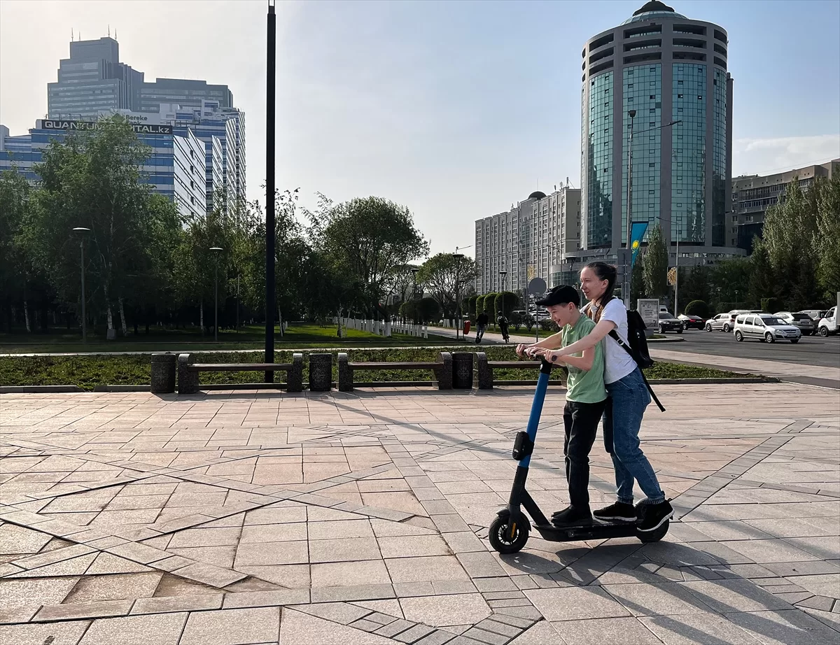 Kazakistan’da trafikte elektrikli skuter kullanmak isteyenlere ehliyet şartı getirildi