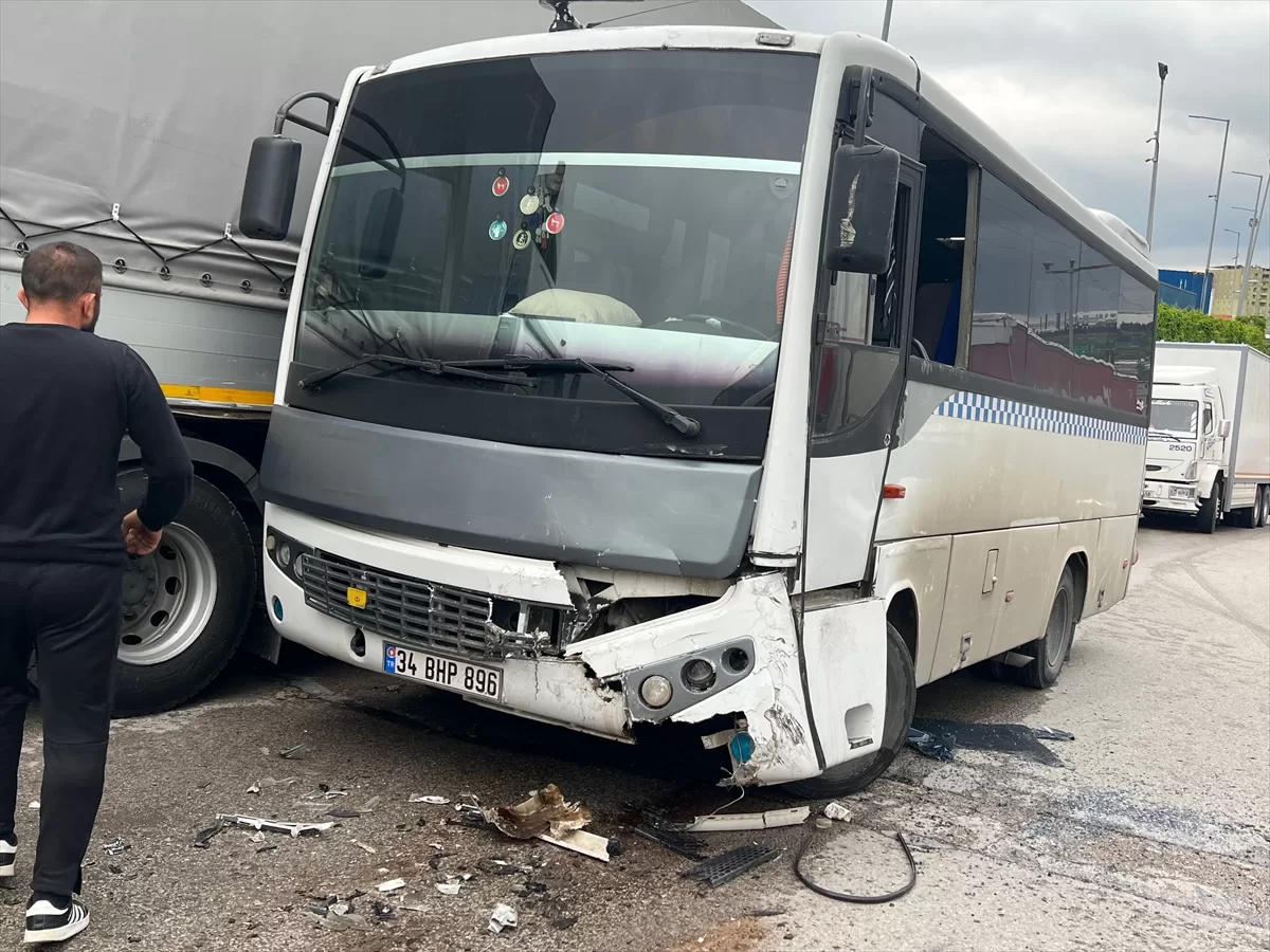 Kocaeli'de işçi servislerinin çarpıştığı kazada 6 kişi yaralandı