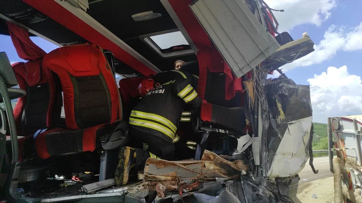 Konya'da yolcu otobüsü ile kamyonun çarpışması sonucu 1 kişi öldü
