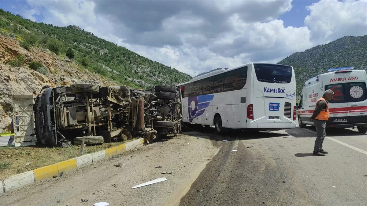 GÜNCELLEME – Konya'da yolcu otobüsünün kamyona çarpması sonucu 1 kişi öldü, 15 kişi yaralandı