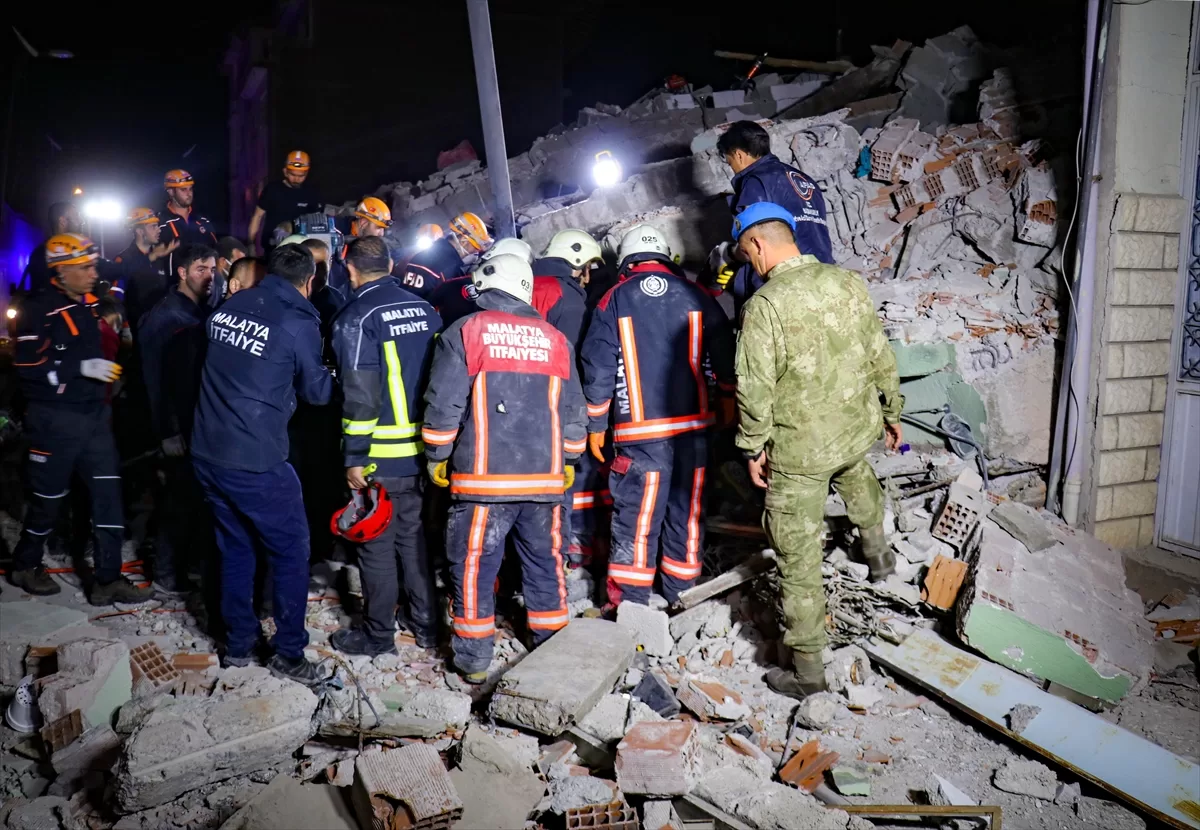 GÜNCELLEME 2 – Malatya'da ağır hasarlı 3 katlı bina çöktü