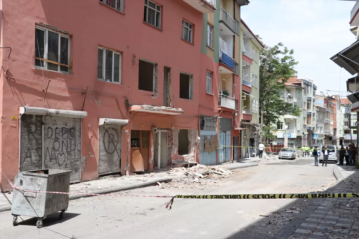 Malatya'da ağır hasarlı 4 katlı binanın bir kısmı çöktü