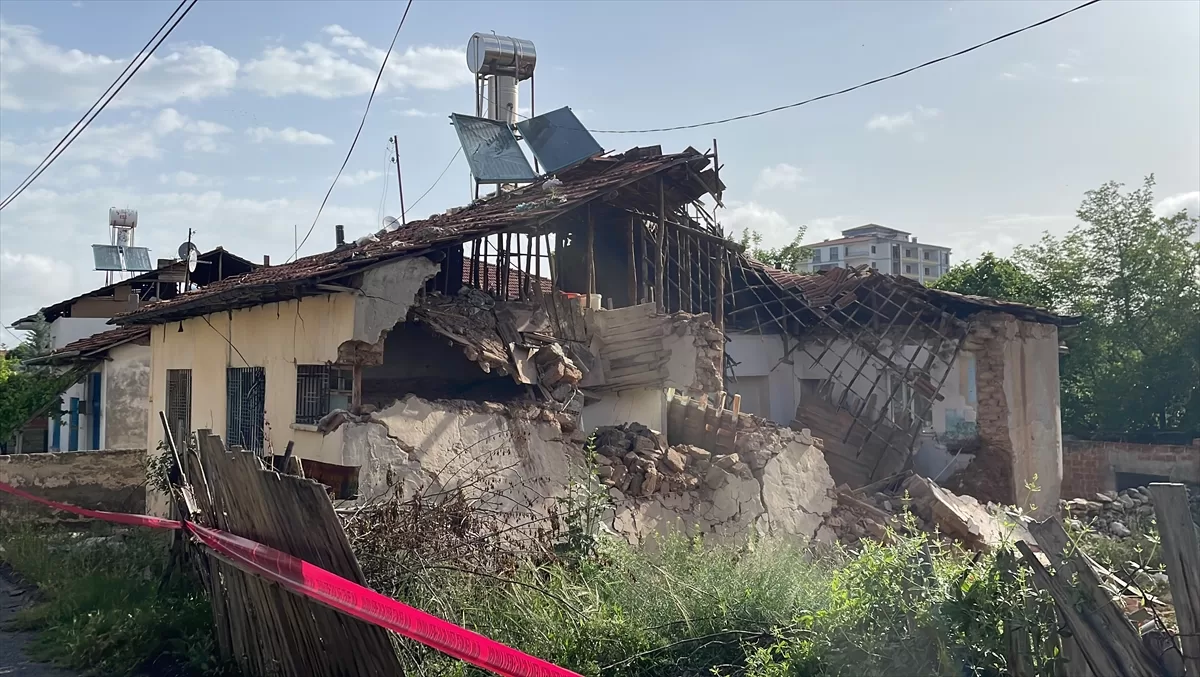 Malatya'da ağır hasarlı kerpiç evin bir kısmı çöktü