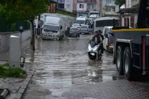 MANİSA (AA) – Manisa'nın Turgutlu ilçesinde akşam saatlerinde etkili olan
