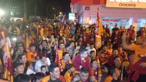 İZMİR (AA) – İzmir'in Ödemiş ilçesinde taraftarlar Galatasaray'ın şampiyonluğunu kutladı.