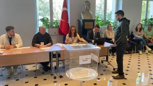 VARŞOVA (AA) – Polonya'da, yurt dışı seçmen kütüğüne kayıtlı seçmenler,