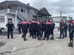 - İki evin zarar gördüğü olaya polis müdahalede bulundu