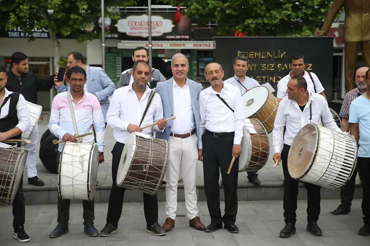 Sakarya'da davulcular seçmenleri manilerle oy kullanmaya çağırdı