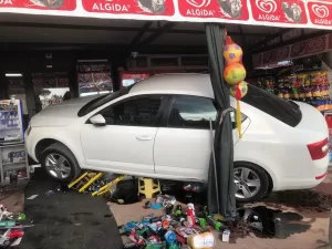 SAKARYA (AA) – Sakarya'nın Hendek ilçesinde kontrolden çıkan otomobilin iş