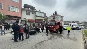 SAKARYA (AA) – Sakarya'nın Adapazarı ilçesinde otomobil ile çarpışarak devrilen