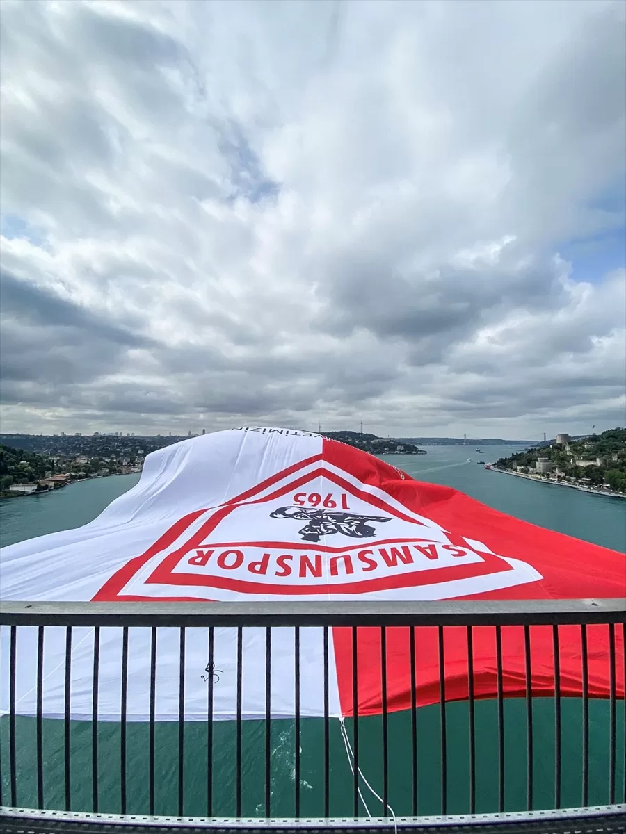 Samsunspor bayrakları İstanbul Boğazı'ndaki köprülere asıldı