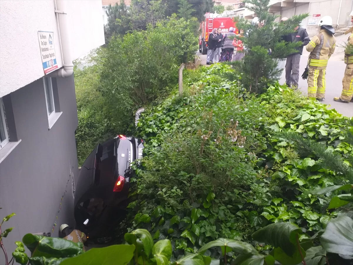 Sancaktepe'de bir binanın bahçesine düşen aracın sürücüsü yaralandı