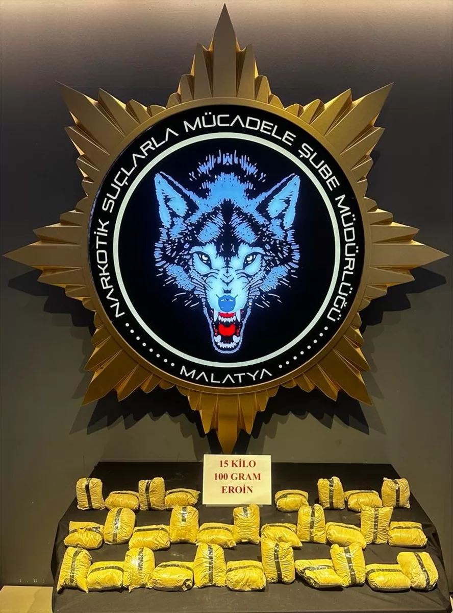 ŞANLIURFA (AA) – Şanlıurfa'da bir otomobilin yakıt deposuna gizlenmiş 15