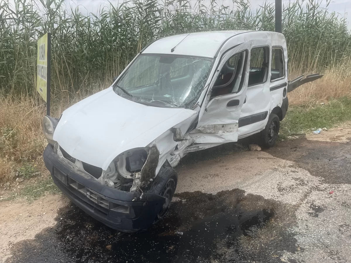 Şanlıurfa'da hafif ticari araç ile otomobil çarpıştı, 5 kişi yaralandı