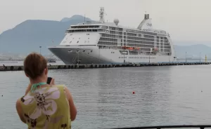 ANTALYA (AA) – Bahama bayraklı "Seven Seas Voyager" adlı kruvaziyer,