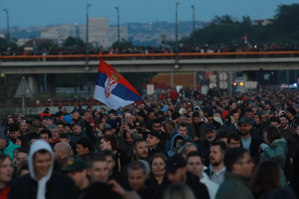 Sırbistan'ın başkenti Belgrad'da silahlı saldırılar protesto edildi