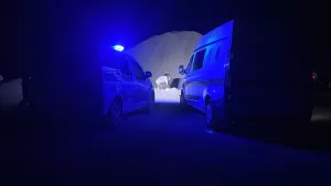 SİVAS (AA) – Sivas'ta hazır beton şantiyesinde tırın kasasından dökülen