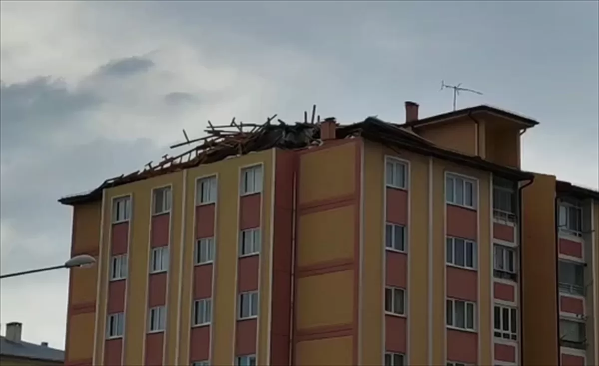Sivas'ta şiddetli rüzgar apartmanın çatısına zarar verdi