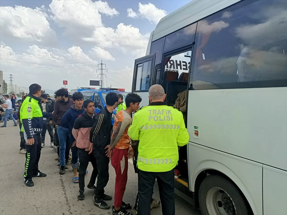 Sivas'ta tır dorsesinde 134 düzensiz göçmen yakalandı