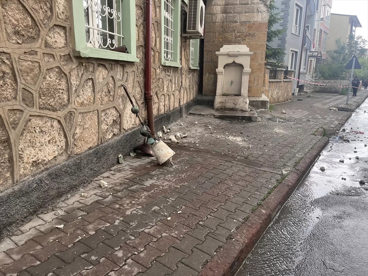 Sivas'ta yıldırım düşen caminin minaresi zarar gördü