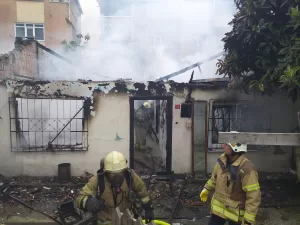 İSTANBUL (AA) – Sultanbeyli'de çıkan yangında kullanılamaz hale gelen gecekondudaki