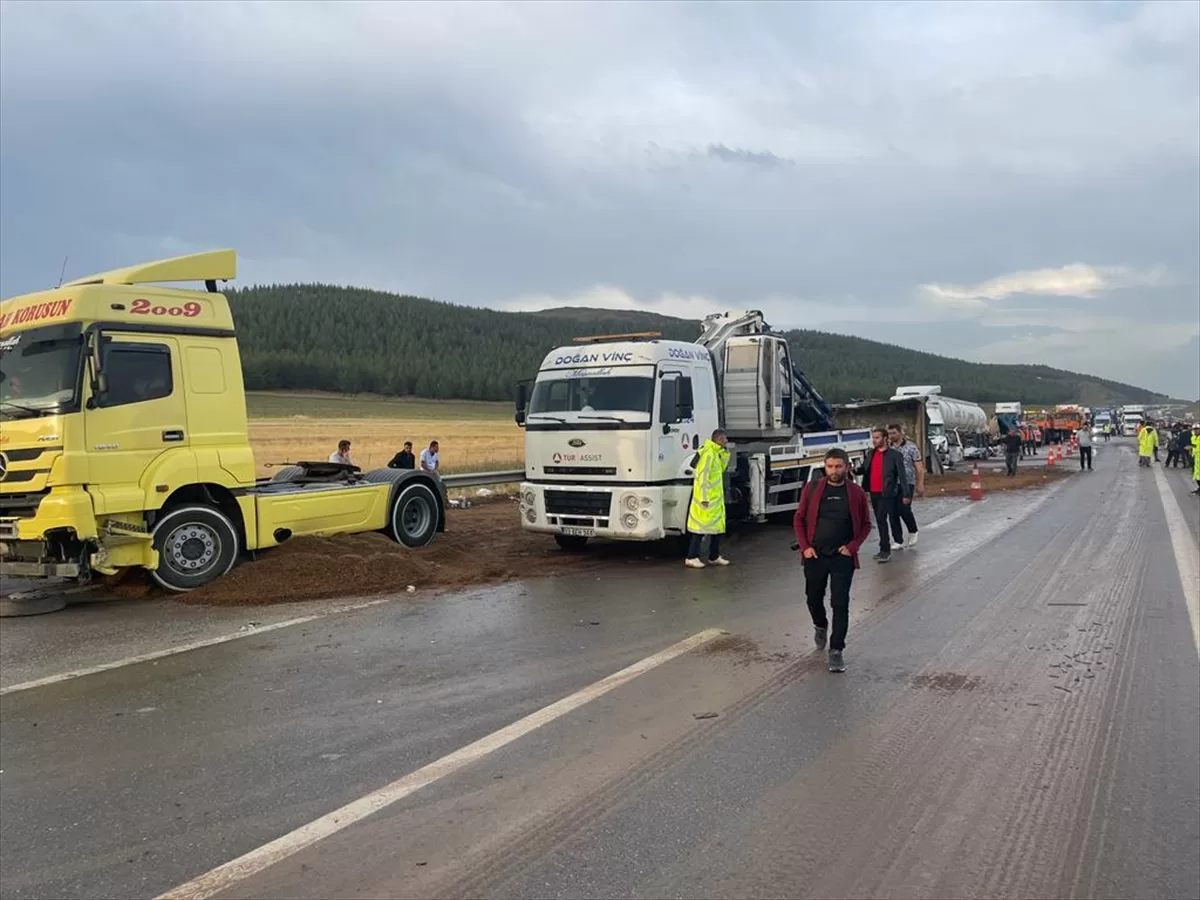 GÜNCELLEME 2 – TAG Otoyolu'ndaki zincirleme trafik kazasında 2 kişi öldü, 20 kişi yaralandı