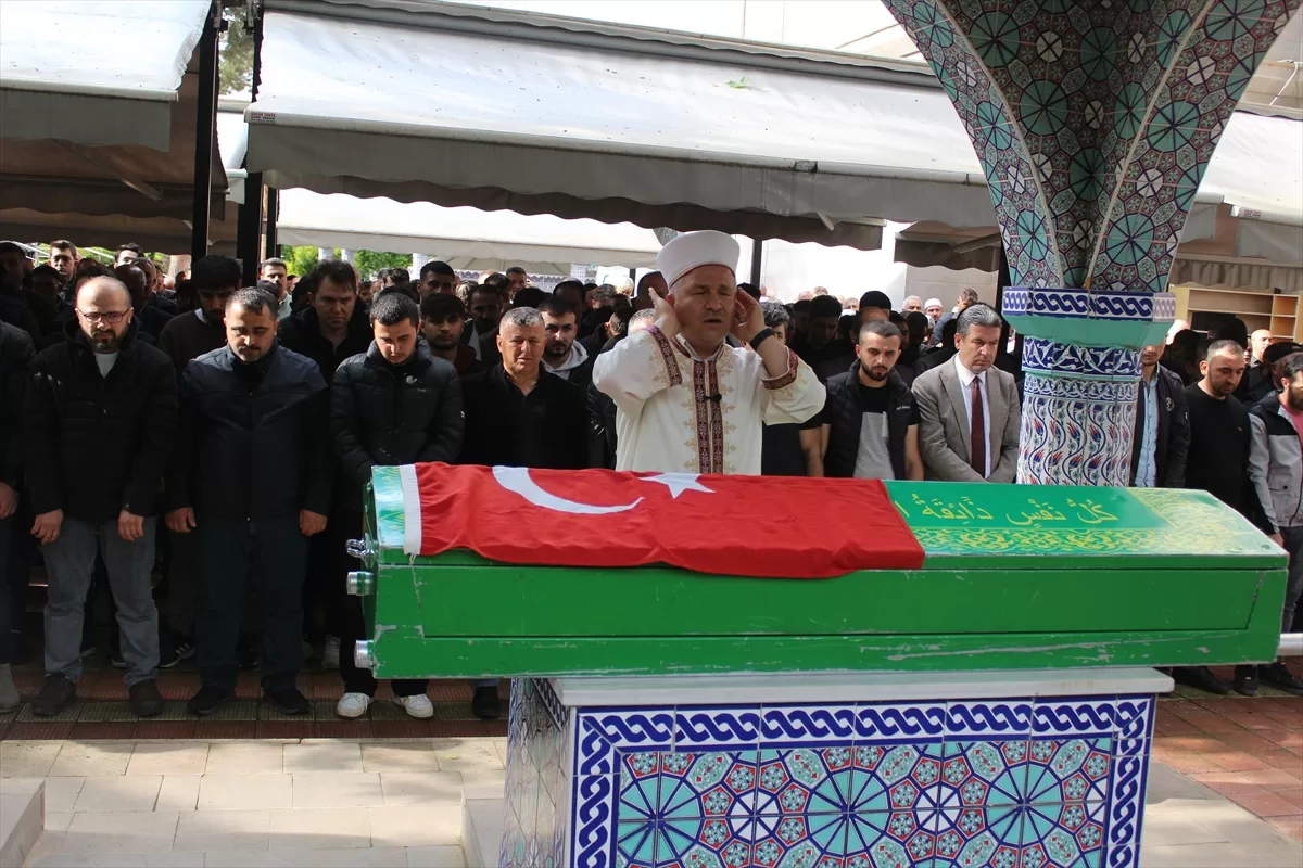 Trafik kazasında ölen ve organları 6 kişiye umut olan gencin cenazesi defnedildi