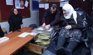 - Bursa'da beyin tümörü ameliyatı olan bir seçmen, hastaneden özel