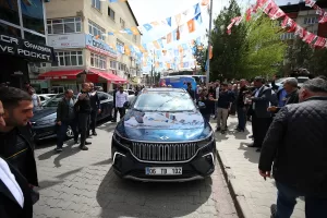 BİNGÖL (AA) – Bingöl'de tanıtılan Türkiye'nin otomobili Togg'a vatandaşlar ilgi