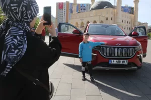 MARDİN (AA) – Türkiye'nin yerli otomobili Togg, Mardin'de vatandaşların beğenisine