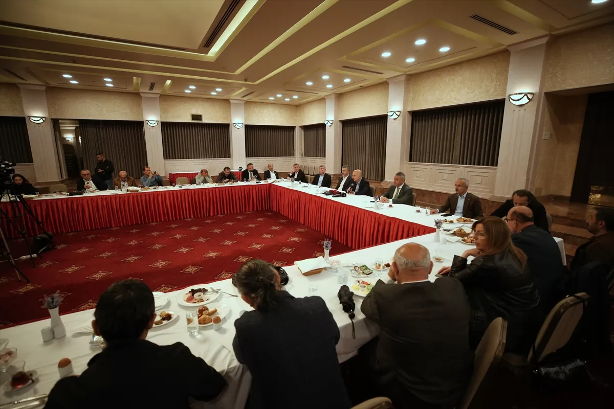 Ulaştırma ve Altyapı Bakanı Karaismailoğlu Trabzon'da gazetecilerle buluştu: