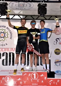 - Organizasyonda 15 ülkeden yaklaşık 750 bisikletçi, 57 kilometrelik kısa