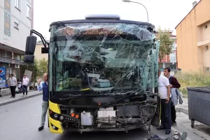 İSTANBUL (AA) – Ümraniye'de, İETT'ye bağlı 2 özel halk otobüsünün