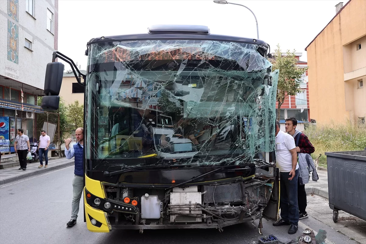 Ümraniye'de 2 İETT otobüsünün çarpıştığı kazada 3 kişi yaralandı