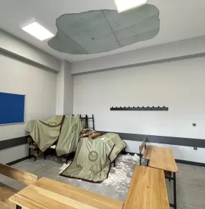 İSTANBUL (AA) – Ümraniye'de bir ortaokulda oy kullanımı sırasında başlarına