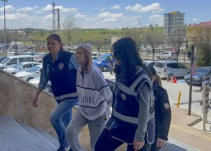 UŞAK (AA) – Uşak'ta 2 aylık bebeğini apartmanın 6'ncı katından