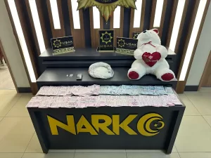 UŞAK (AA) – Uşak'ta oyuncak ayı içerisine gizlenmiş 800 gram