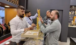 - Fuarı ziyaret eden vatandaşlar, altından yapılan Van kedisi heykeli