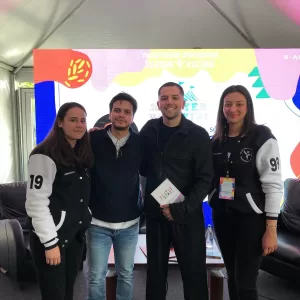 - Öğrencilerle Türkiye'nin önde gelen şirketlerini bir araya getiren ve