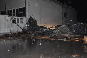 YOZGAT (AA) – Yozgat’ın Sorgun ilçesinde şiddetli rüzgar, sanayi sitesindeki