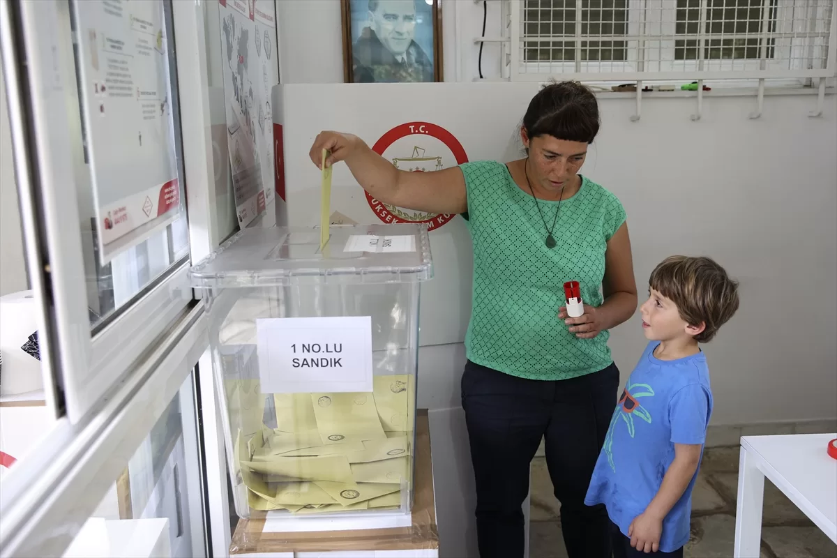 Yunanistan'da, Cumhurbaşkanı Seçimi'nin ikinci turu için oy verme süreci devam ediyor