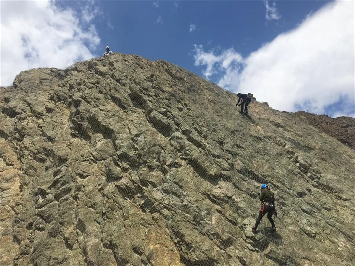 Yusufeli'nde heyelan riskine karşı yamaçlarda çelik ağlarla önlem alınıyor