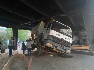 ZONGULDAK (AA) – Zonguldak'ta köprüye sıkışan tır kurtarıldı. Kent merkezinden