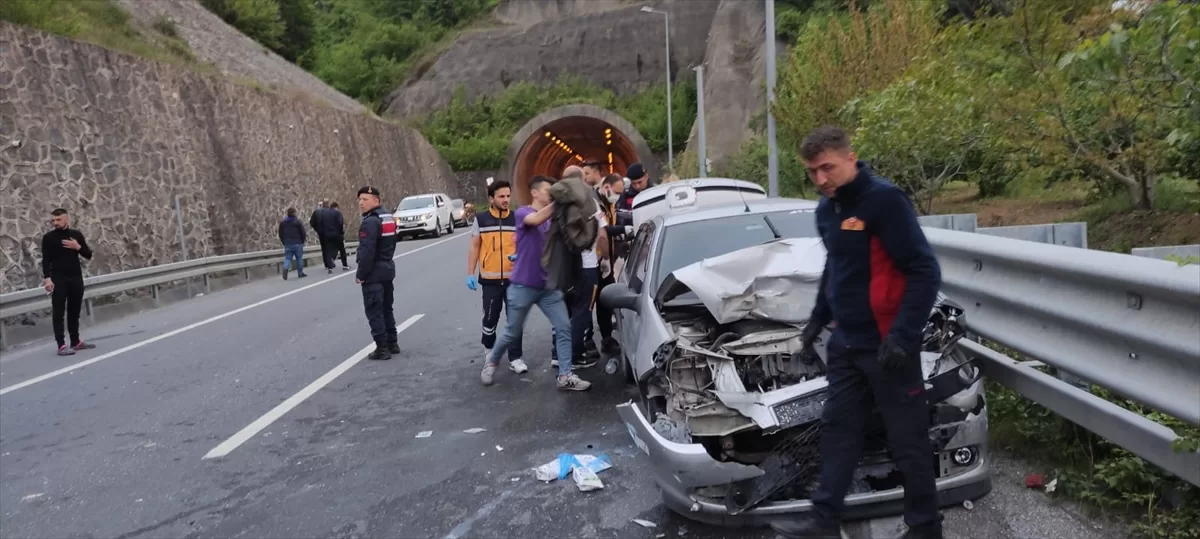 ZONGULDAK (AA) – Zonguldak'ın Alaplı ilçesinde otomobil ile hafif ticari