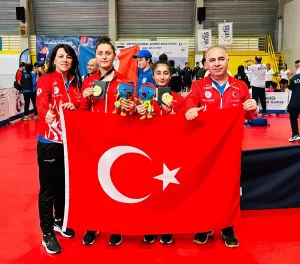 - Organizasyonun son gününde masa tenisinde çift kadınlarda Ebru Acer-Sümeyra