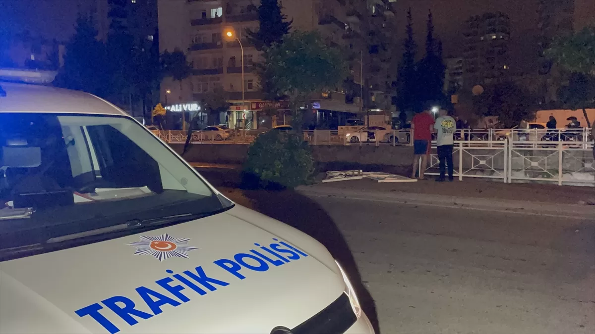 Adana'da sulama kanalına düşen otomobildeki 3 kişi yaralandı
