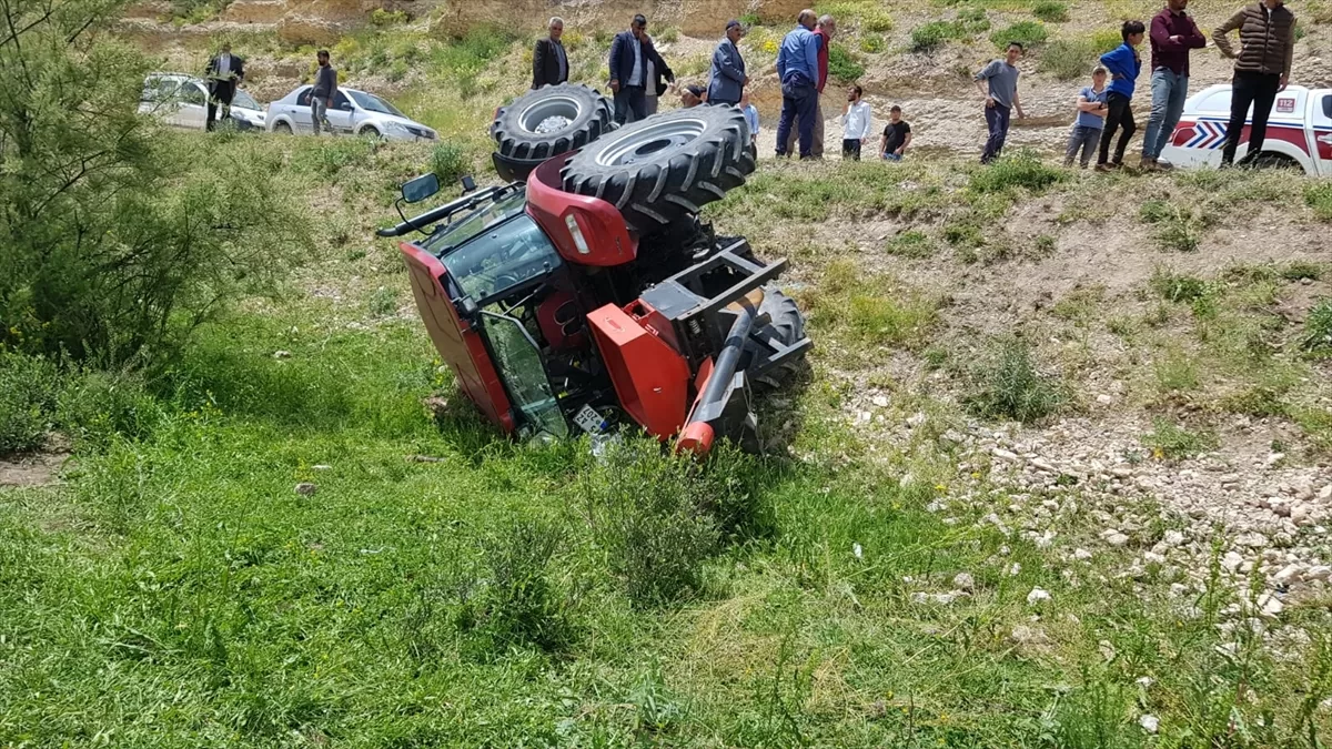 Ağrı'da devrilen traktörün sürücüsü yaralandı