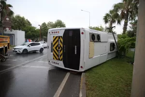 ANTALYA (AA) – Antalya'nın Alanya ilçesinde otel çalışanlarını taşıyan midibüsün